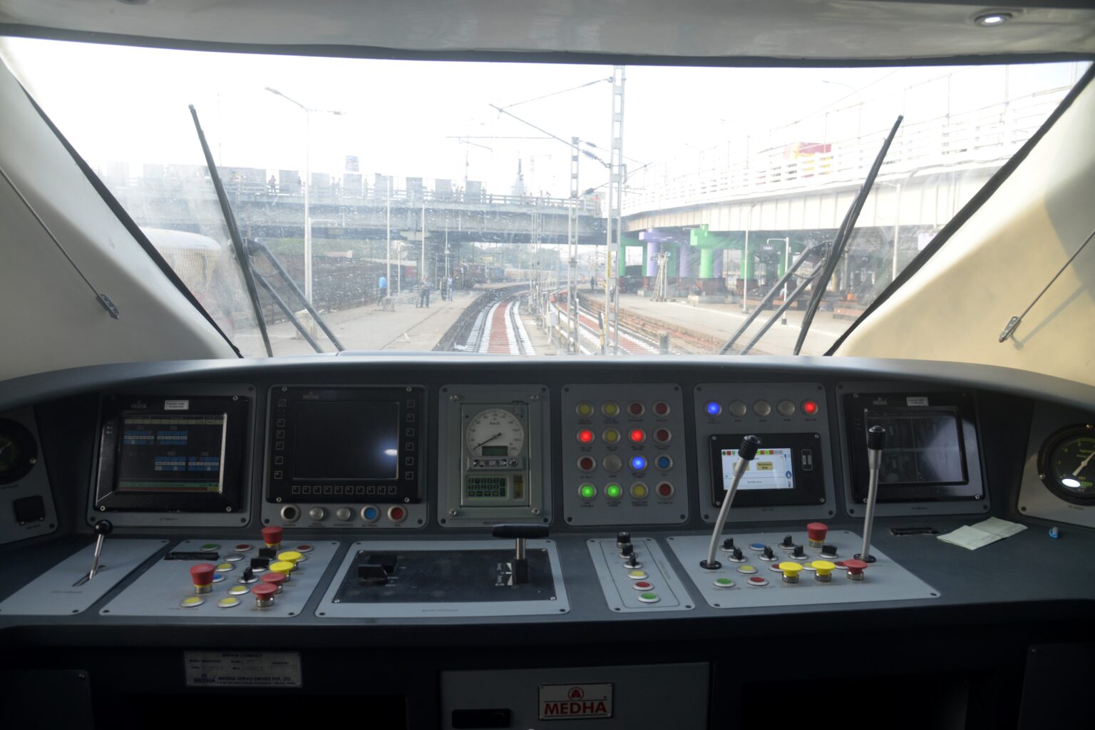 Driver’s cab with on-board locomotive electronics